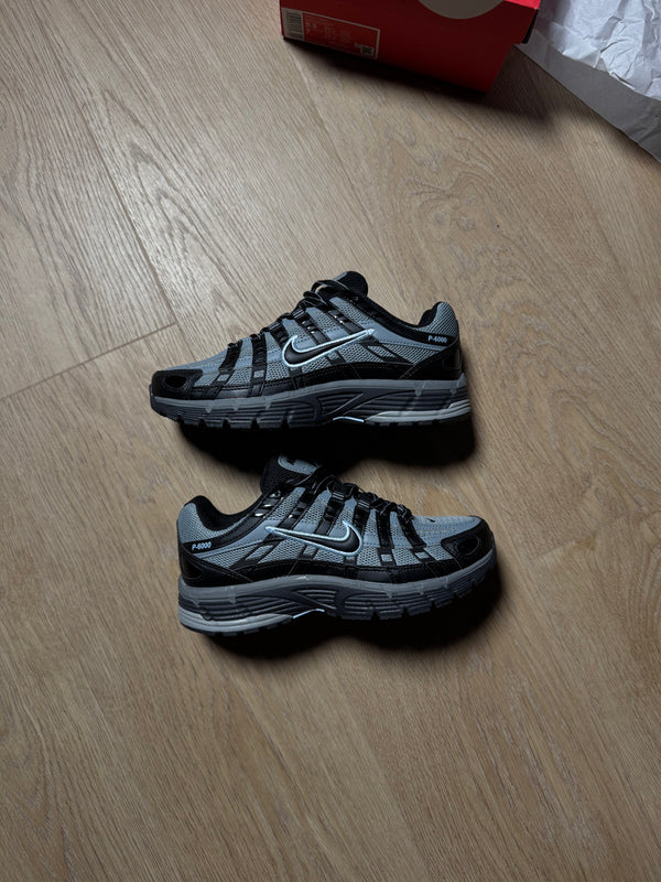 NIKE P6000 BLACK/ COOL GREY